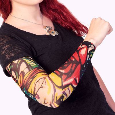 Rękaw z tatuażem – kolorowe kwiaty